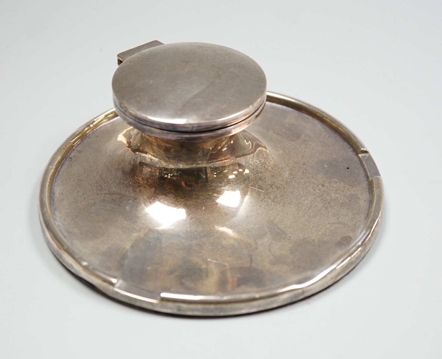 A George V silver circular inkwell, Birmingham, 1926, diameter 15.2cm.